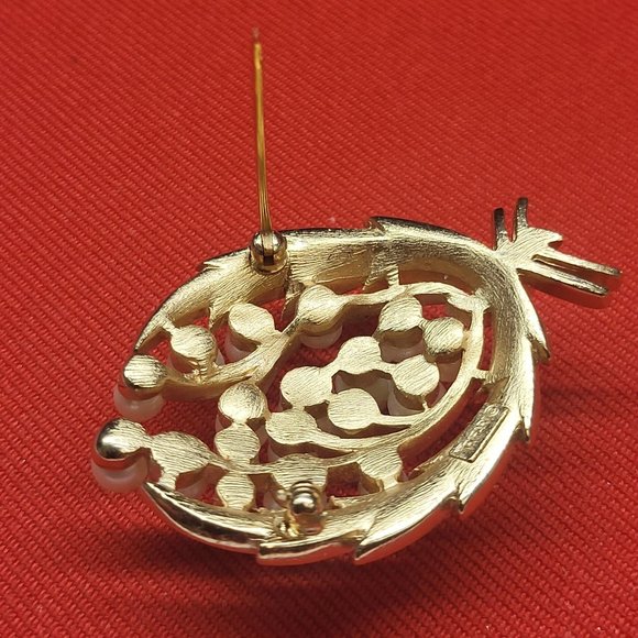 Vintage Trifari Gold Tone Faux Pearl Leaf Brooch Pin - Picture 5 of 10